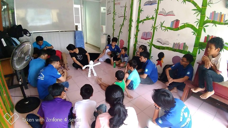 robot-and-automation-club-gives-assembling-instructions-at-green-bamboo-orphanage_HCMUT-Bach-Khoa_01