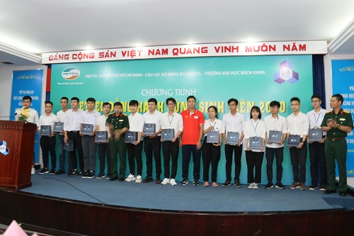 viettel-awarding-15-scholarships-for-hcmut-bach-khoas-students-02