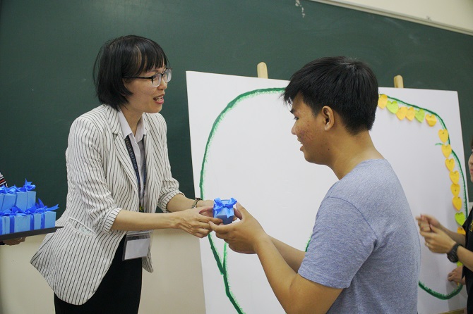 Cô Thủy Huỳnh - Phó Trưởng bộ phận VJEP tặng quà cho sinh viên