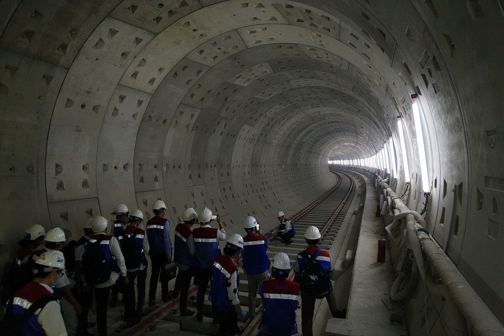 Sinh viên Xây dựng Chất lượng cao Bách khoa tham quan tuyến metro số 1 Bến Thành - Suối Tiên