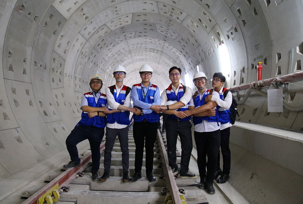 Sinh viên Xây dựng Chất lượng cao Bách khoa tham quan tuyến metro số 1 Bến Thành - Suối Tiên