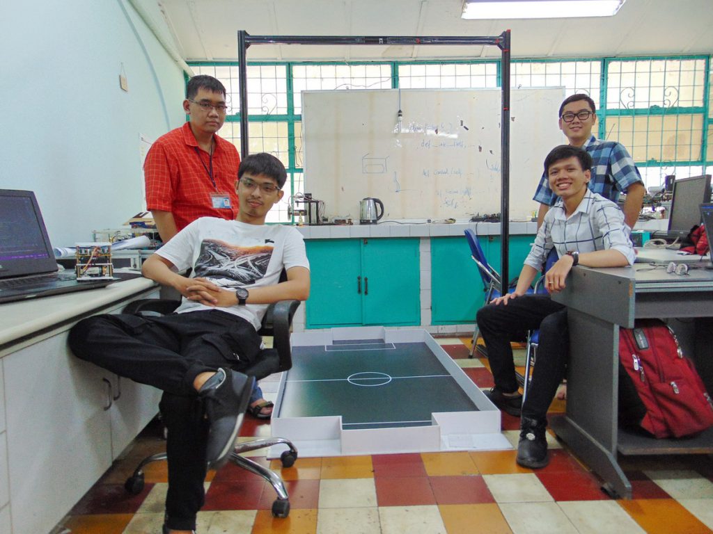 Chế tạo robot đá banh, SV Bách khoa đạt suất dự hội nghị cơ điện tử quốc tế