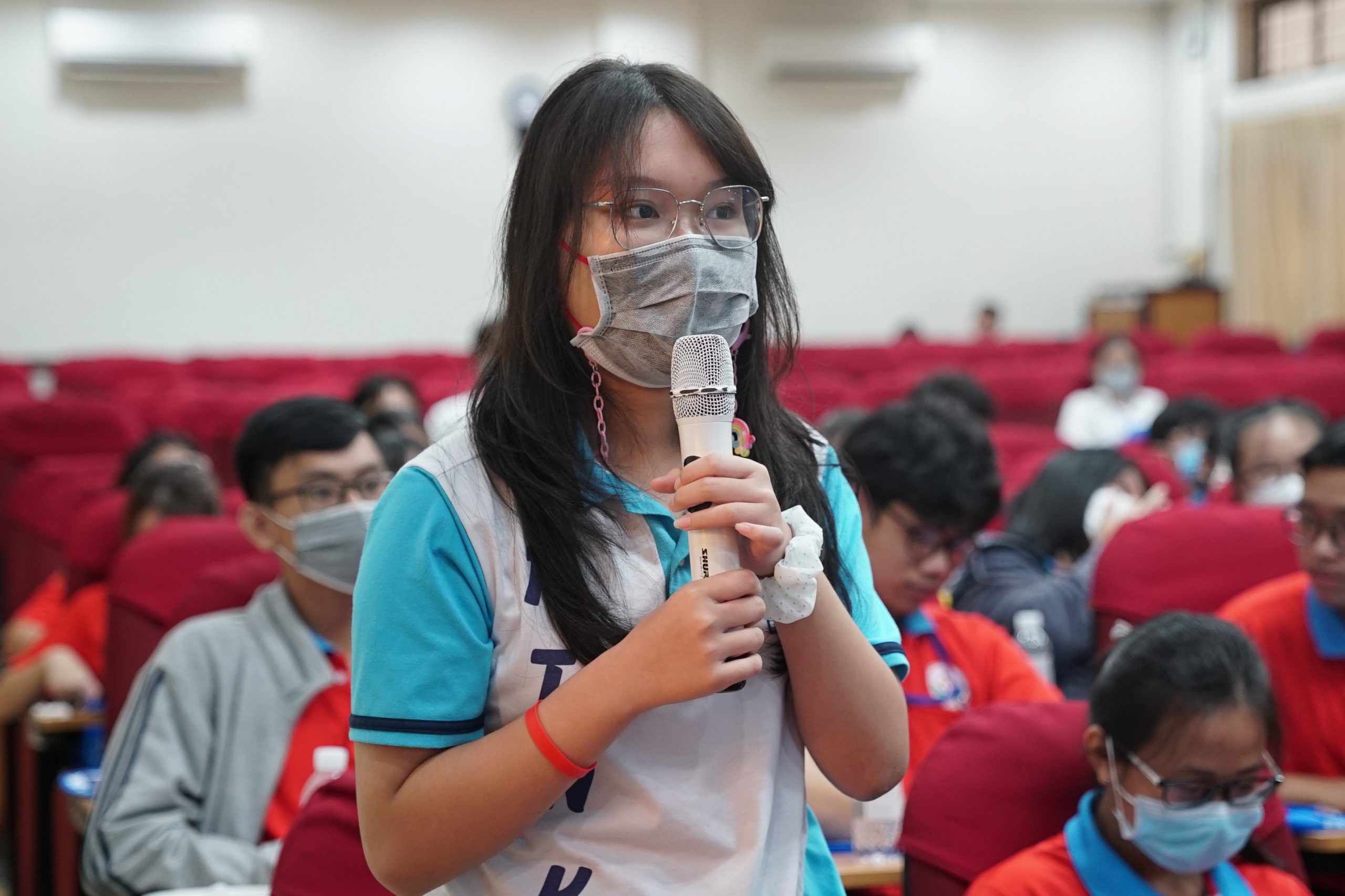 Học sinh Mai Linh, lớp 10CV, trường PTNK đặt câu hỏi với Ban Tư vấn