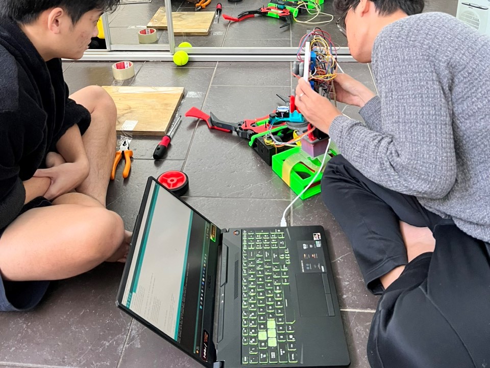 Long Thịnh và Vũ Minh Quân lập trình và setup cho robot tham gia 35th Warman Design & Build Competition