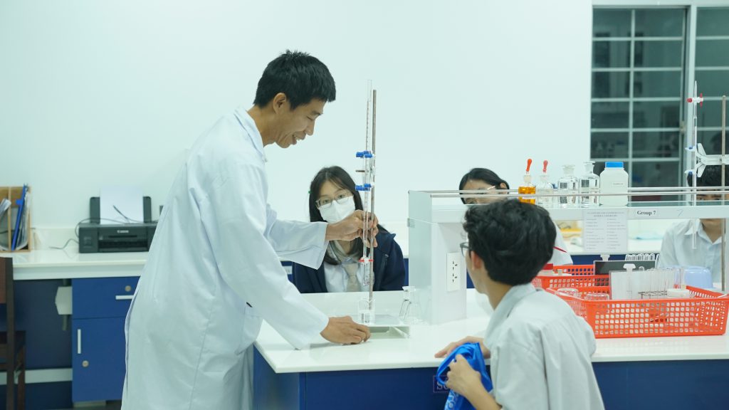 ThS. Nguyễn Phước Thiên hướng dẫn làm thí nghiệm trong PTN Khoa Kỹ thuật Hóa học
