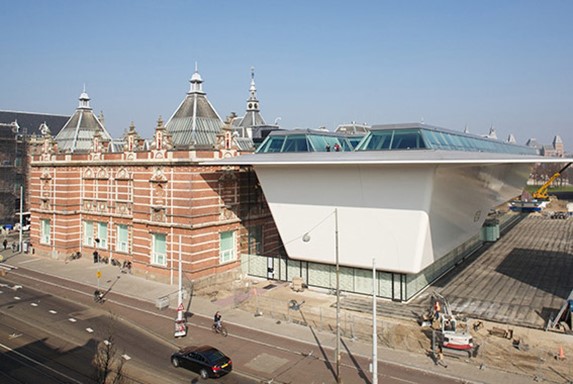 Bảo tàng Stedelijk tại Amsterdam sử dụng composite.