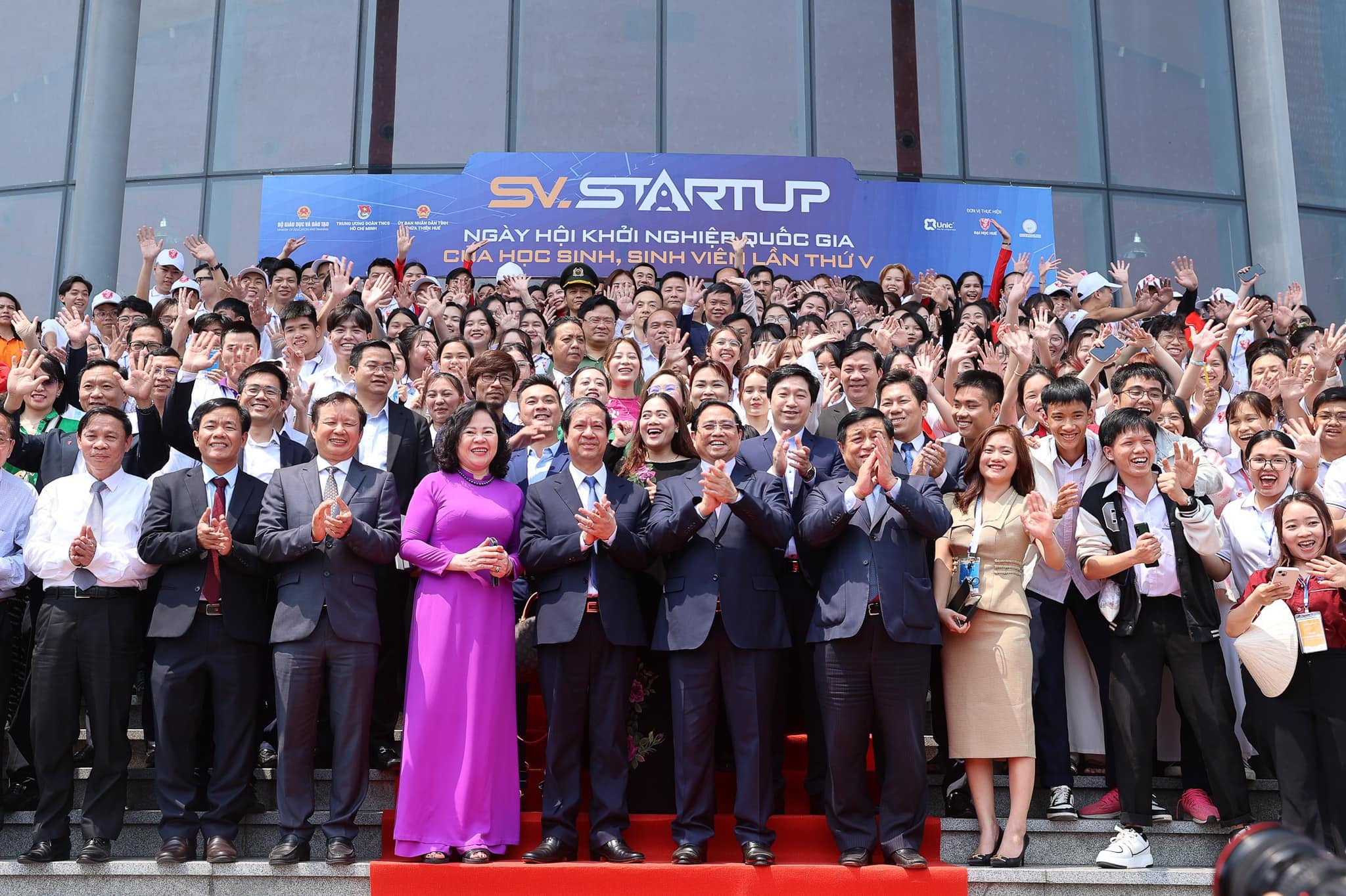 Thủ tướng Phạm Minh Chính chụp hình cùng thí sinh tham gia SV STARTUP 2023