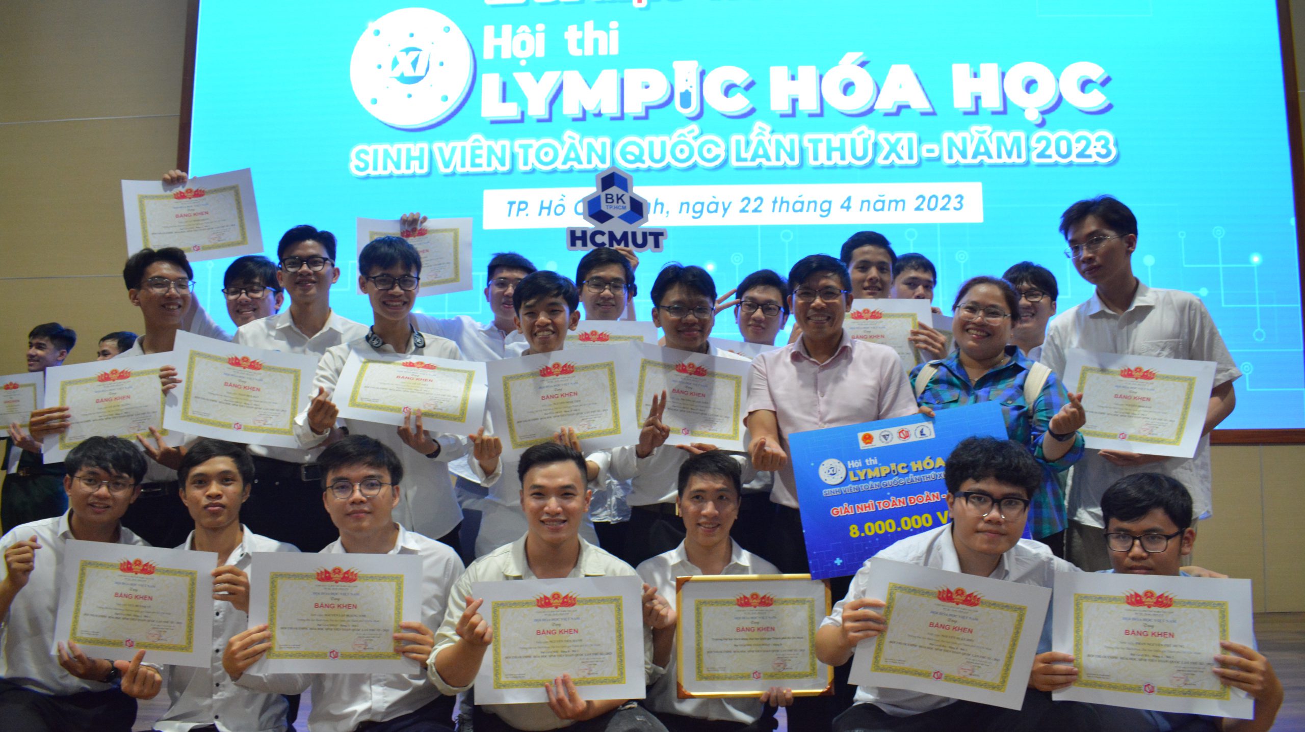 Đoàn dự thi nhận giải thưởng tại Olympic Hóa học lần XI