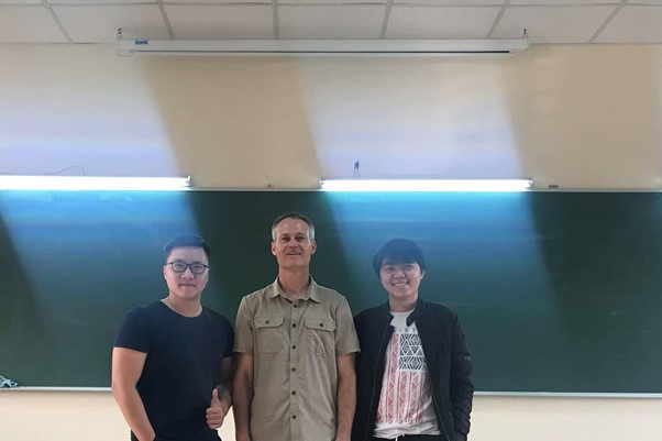 Phúc (trái) chụp hình cùng GS Mỹ từ ĐH UIUC & anh bạn thân - hiện là giám đốc công ty công nghệ tại Hà Nội